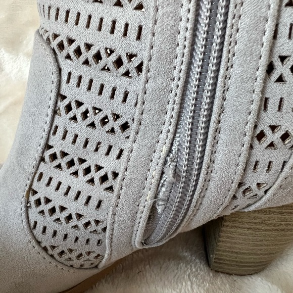 Ankle booties - Picture 3 of 3